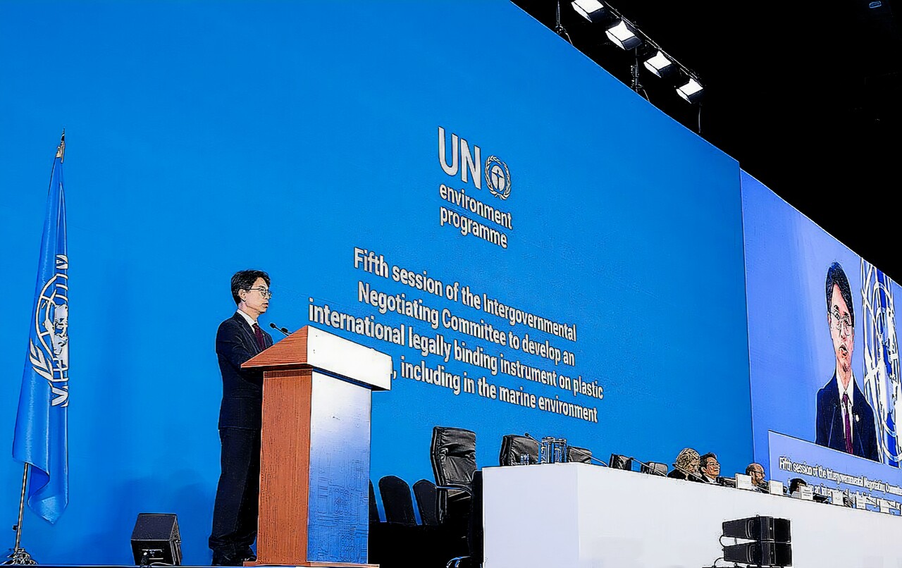 ◇작년 부산 벡스코에서 열린 플라스틱 오염 국제협약 제5차 정부간협상위원회 개막식에서 개회사를 하고 있는 김완섭 환경부 장관. 사진: 환경부